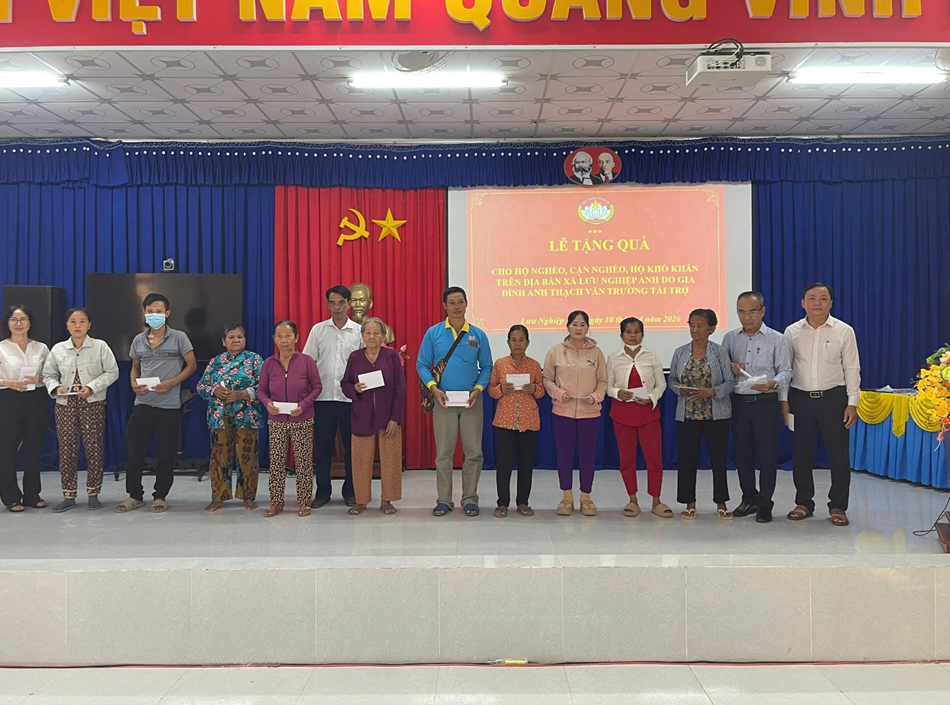 Lưu Nghiệp Anh tổ chức Lễ tặng quà cho hộ nghèo, hộ cận nghèo, hộ khó khăn trên địa bàn xã do gia đình Ông Thạch Văn Trường tài trợ