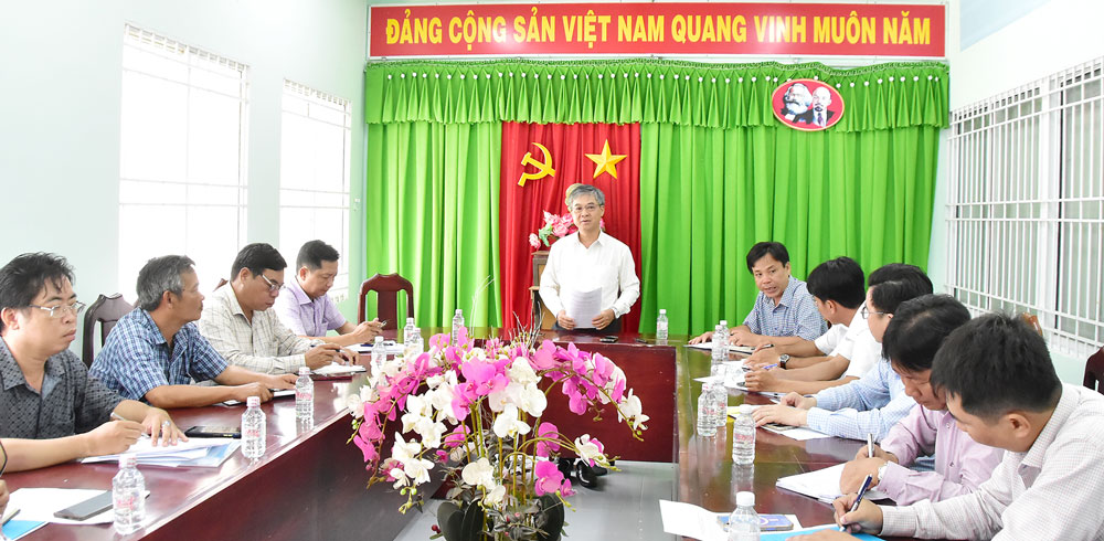 Khảo sát tình hình sạt lở đê bao tại xã Lưu Nghiệp Anh