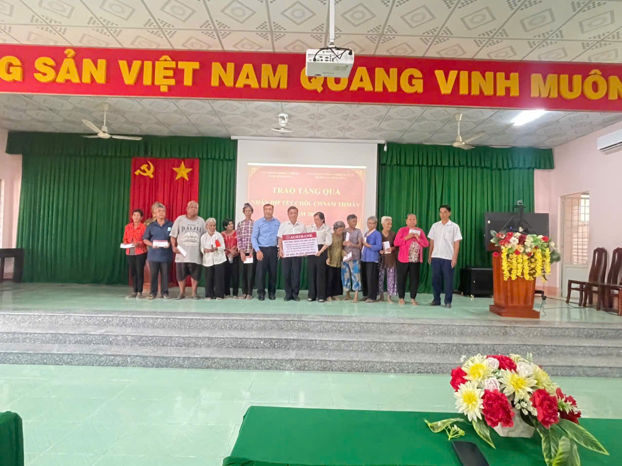 Xã Lưu Nghiệp Anh tổ chức Lễ tặng quà nhân dịp Chôl Thnam Thmây năm 2026