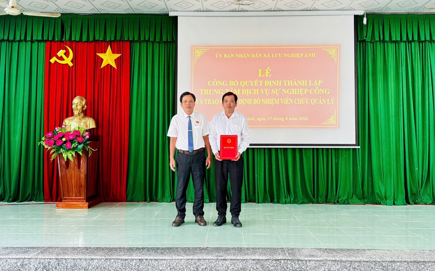 Xã Lưu Nghiệp Anh tổ chức lễ công bố Quyết định thành lập Trung tâm Dịch vụ sự nghiệp công và trao Quyết định bổ nhiệm viên chức quản lý
