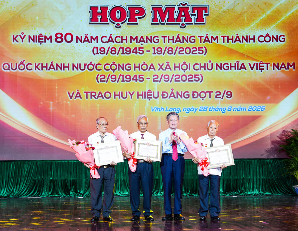 Long trọng họp mặt kỷ niệm 80 năm Cách mạng tháng Tám thành công và Quốc khánh nước Cộng hòa XHCN Việt Nam