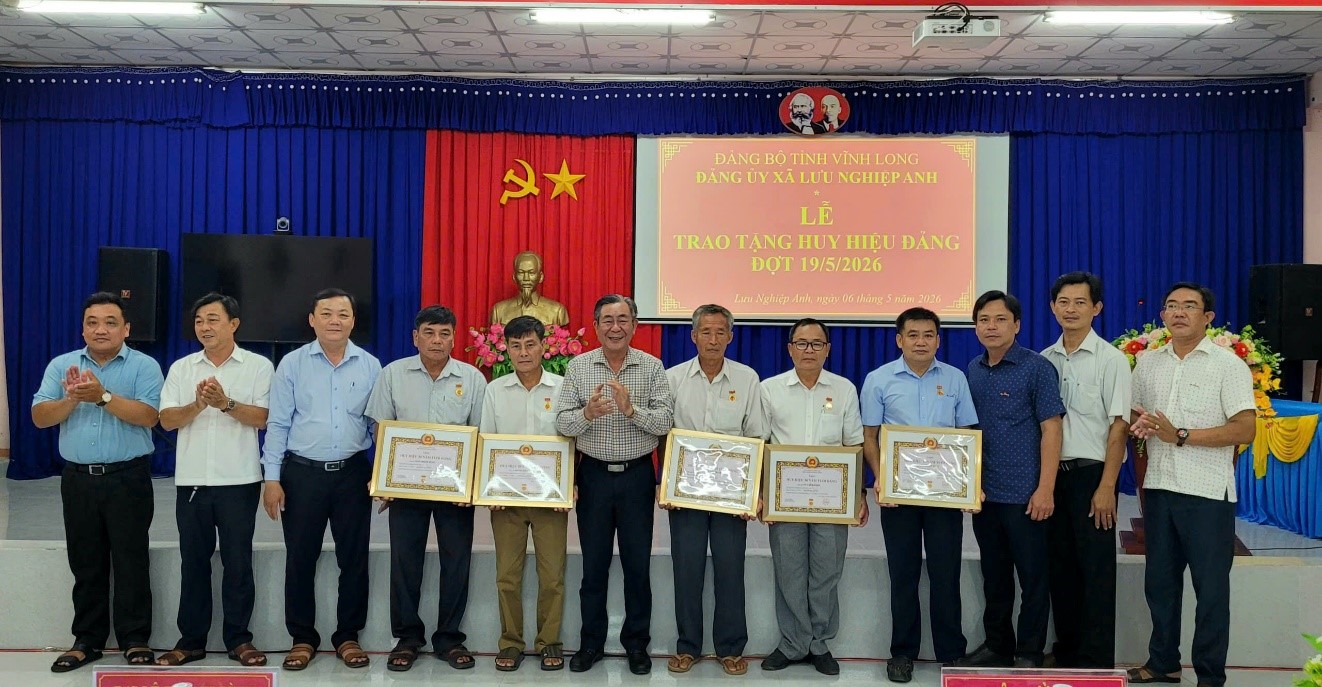 Xã Lưu Nghiệp Anh tổ chức trang trọng Lễ trao tặng Huy hiệu Đảng đợt 19/5/2026
