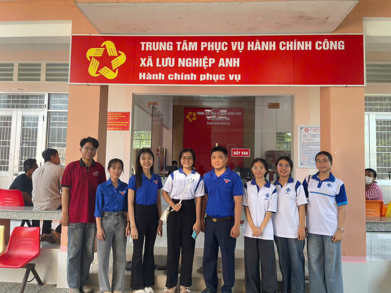 Lưu Nghiệp Anh: tiếp tục duy trì mô hình “bình dân học vụ số” Đoàn xã Lưu Nghiệp Anh chung tay hỗ trợ người dân thực hiện thủ tục hành chính và vận hành chính quyền địa phương 2 cấp